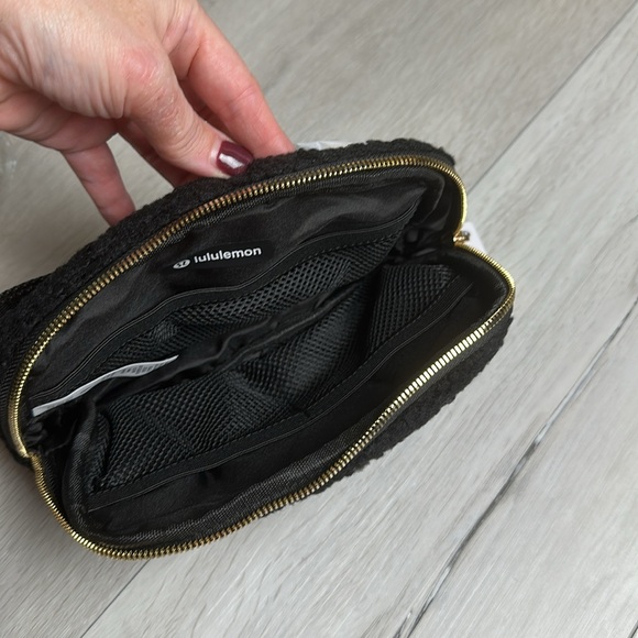 Lululemon Everywhere Fleece Belt Bag Black New‎ With Tags - Picture 5 of 5